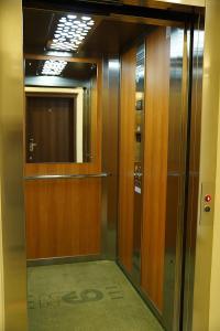 缅济热奇缅济热奇尼欧酒店的一座带玻璃门的建筑中的电梯