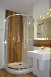 缅济热奇缅济热奇尼欧酒店的带淋浴和盥洗盆的浴室
