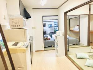 东京板橋 RCアネックス Rc306的一间医院房间,配有一张床和镜子