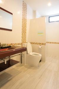 哈德姚帕岸岛日月星度假酒店的一间带卫生间和水槽的浴室