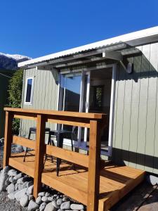 JacksonsJackson's Retreat Alpine Holiday Park的房屋一侧的甲板