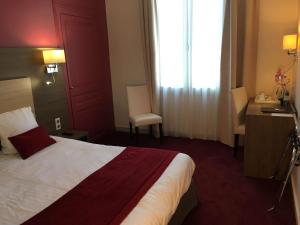 希农贝斯特韦斯特法兰西酒店的一间设有大床和窗户的酒店客房
