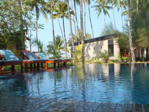 额布里逸景度假酒店的棕榈树游泳池度假村