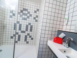 巴黎意大利广场鹌鹑之丘宜必思尚品酒店 的一间浴室