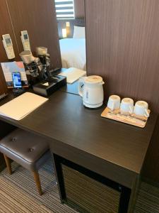 大阪Hotel Kojan的一张桌子,上面有咖啡壶和两个杯子