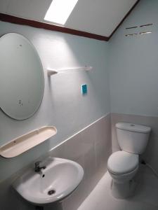 通萨拉可可花园度假酒店的浴室配有白色卫生间和盥洗盆。