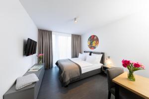 汉堡圣宝莉公寓式酒店的配有一张床和一张书桌的酒店客房