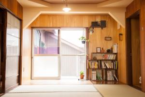 Shimo-yugeGuest House tokonoma的书架房间的一扇敞开的门