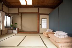 Shimo-yugeGuest House tokonoma的客房的地板上设有三个枕头