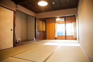 Shimo-yugeGuest House tokonoma的一个空房间,有门和窗户