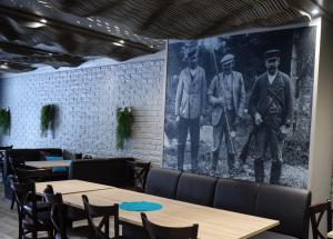 KonnevesiB&B Mierontie Oy的餐馆墙上的三个男人的壁画
