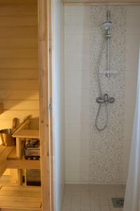派尔努LiisuPesa Apartment with Sauna and Garden的浴室内配有淋浴和头顶淋浴