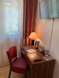 圣拉提尔棕色酒店的一张桌子,里面配有一盏灯和一把椅子