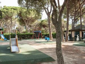 圣拉斐尔Studio 4 personnes, climatisé, rez de jardin的公园,公园内有带滑梯和树的游乐场