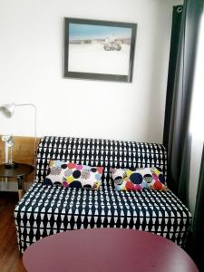 沙朗通勒蓬Charenton Home的客房内的黑白沙发及枕头