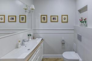 希奥利艾Avenue的白色的浴室设有水槽和卫生间。