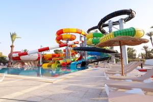 莫纳斯提尔Shems Holiday Village & Aquapark的一个带丰富多彩的水滑梯的水上公园
