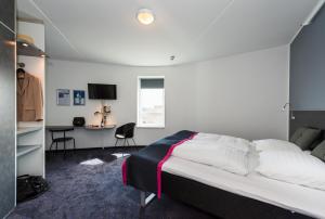 哥本哈根Cabinn Copenhagen的一间卧室配有一张床和一张书桌