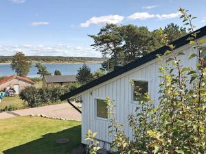 Åskloster6 person holiday home in skloster的白色的小屋享有湖景