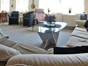 维泽桑讷6 person holiday home in Hvide Sande的客厅配有玻璃桌和椅子