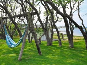 瓦尔科瑞尔6 person holiday home in VAREKIL的吊床挂在院子里的树上
