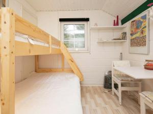乌尔夫堡Holiday home Ulfborg XXIII的一间小房子,房间设有高架床