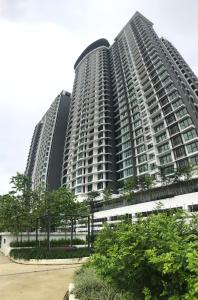 新山Mosaic Souhtkey Highfloor 2BR 2-6pax 5mins JBCIQ&Sentosa的一座大型公寓楼,两栋高楼