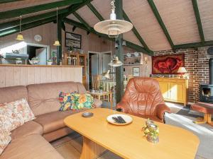 Holiday home Ringkøbing XXI的休息区