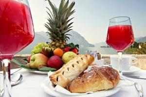 洛韦雷洛唯雷温泉度假酒店的一张桌子,上面放着一盘食物和酒杯