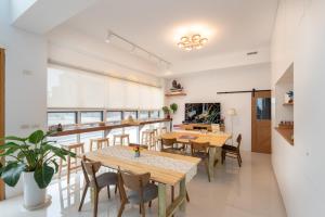 马公小茉莉民宿的用餐室配有木桌和椅子