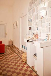 特拉尼B&B Porto Trani的一间房间,配有一张桌子和一张纸墙