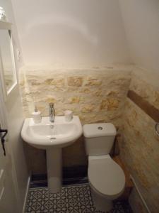 CarluxLa Petite Tour的一间带卫生间和水槽的浴室