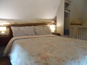 CarluxLa Petite Tour的一间卧室配有一张带花卉床罩的大床