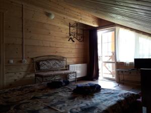 沃罗赫塔Садиба Гуцульський Двір的一间带床的卧室,位于带窗户的房间内