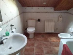 拉斯卡弗里亚Caserón Trastamara的浴室配有白色水槽和卫生间。
