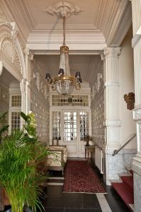 安特卫普巴伦住宿加早餐旅馆的大房间设有吊灯和走廊