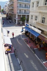 沃洛斯Central Mark-Δωμάτια Διαμερίσματος的城市里一条带桌椅的空街