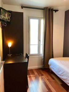 巴黎卢克瑟尔德酒店的一间卧室配有一张床和一张带窗户的书桌