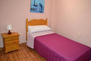 圣地亚哥海滩Junonia Marítimo的一间小卧室,配有床和床头柜
