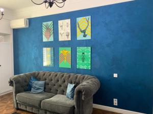 第聂伯罗Квартира Титова 12的客厅里设有一张蓝色的长沙发