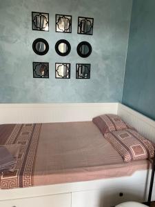 第聂伯罗Квартира Титова 12的卧室配有一张床铺,墙上挂有四面镜子