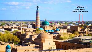 希瓦Khiva Tosh Darvoza的一座清真寺和一座尖塔的城市景观