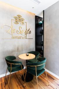 地拉那La Suite Boutique Hotel的餐厅内一张带绿椅的桌子