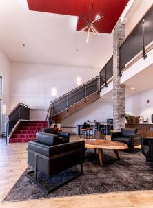 基洛纳Hotel Kelowna & Conference Centre的带沙发和楼梯的客厅