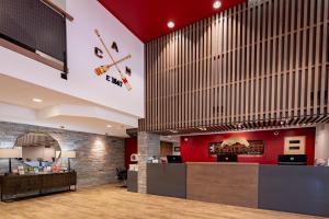 基洛纳Hotel Kelowna & Conference Centre的一间设有红色墙壁的快餐店