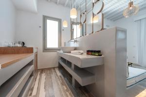 奥诺斯Osom Resort的一间带水槽和镜子的浴室