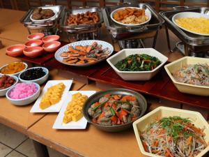 大津京都大津别馆酒店的一张桌子上摆着许多不同的食物