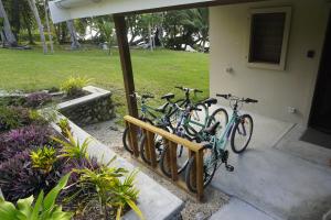 卢甘维尔Aoredise的两辆自行车停在房子外面