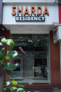 孟买Sharda Residency的窗户上挂着摩托车的伊斯兰餐馆的标志