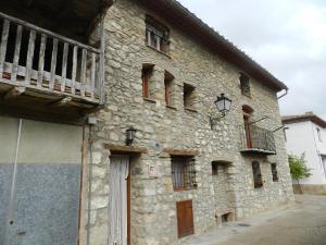 莫雷拉Casa Enduella的一座石头建筑,旁边设有阳台